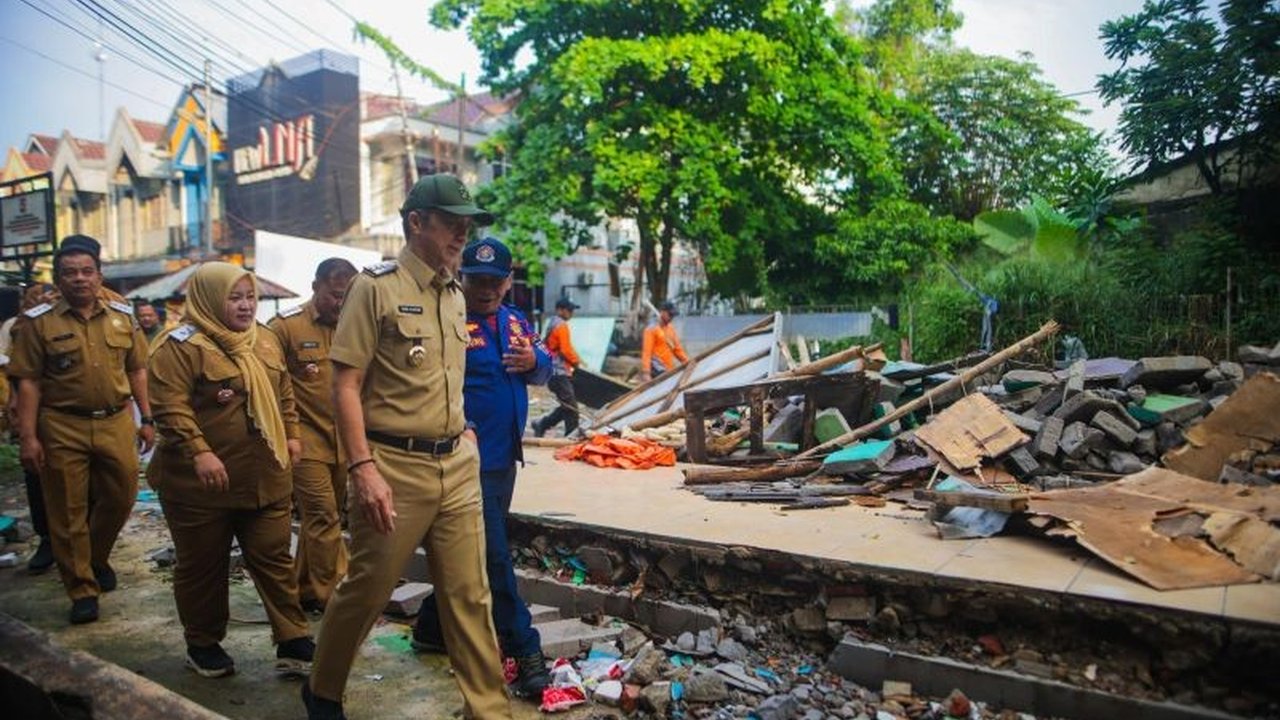 Pemkot Bogor membenahi saluran air di titik rawan banjir. Ini adalah langkah mitigasi menghadapi cuaca ekstrem, demi kenyamanan warga dan meminimalkan dampak banjir lintasan.
