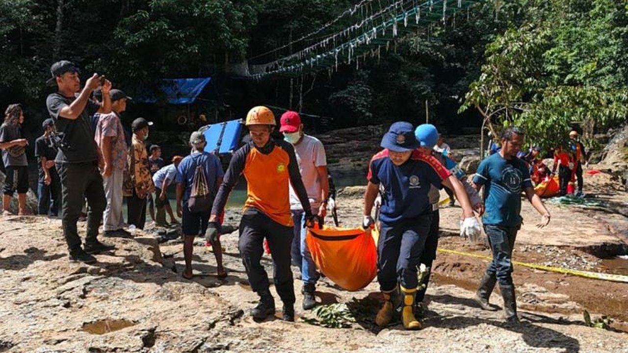 Tim SAR gabungan berhasil menyelesaikan operasi evakuasi jenazah dua WNA Austria yang tewas terjatuh dari Jembatan Gantung Cunca Wulang, Manggarai Barat, Minggu.