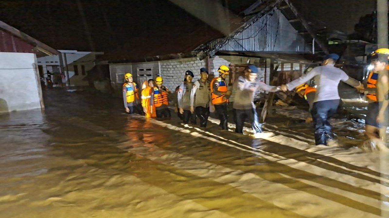 BPBD Sulteng bergerak cepat mengevakuasi warga terdampak Banjir Morowali di Bungku Tengah setelah hujan deras mengakibatkan luapan air hingga 80 cm. Simak detail penanganan darurat dan kebutuhan mendesak di lokasi bencana.