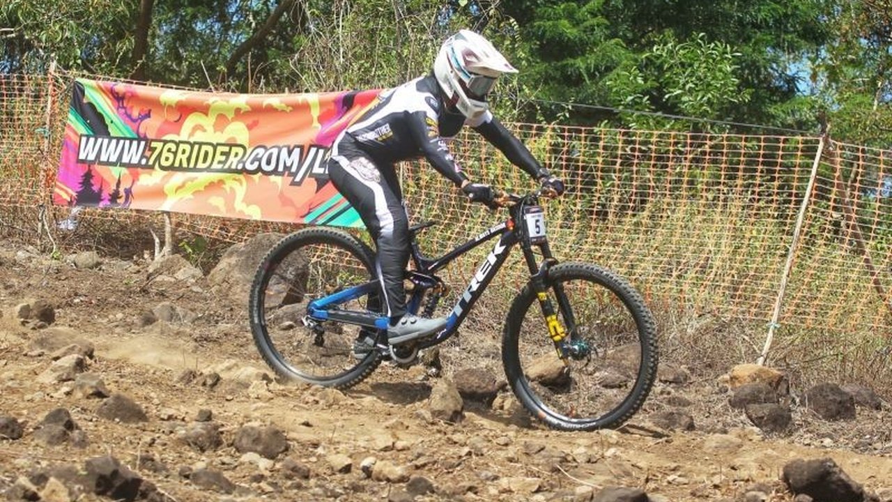 Andy Prayoga Juara Indonesian Downhill seri perdana di Bantul, Yogyakarta, menunjukkan performa gemilang setelah pulih dari cedera. Bagaimana strategi sang juara menghadapi seri berikutnya?