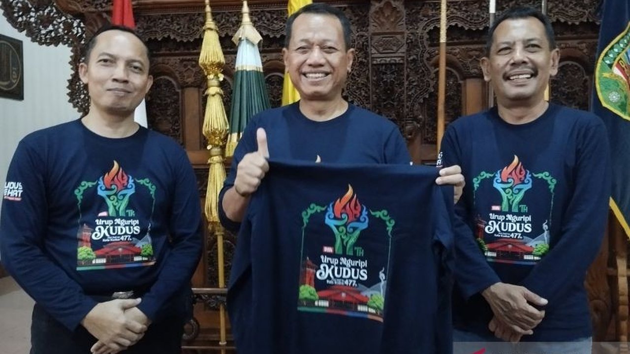 Pemerintah Kabupaten Kudus meluncurkan Logo HUT Kudus ke-477 yang mengadopsi seni ukir gebyok khas daerah, bertujuan memperkenalkan kekayaan budaya lokal dan semangat 'Urup Nguripi'.