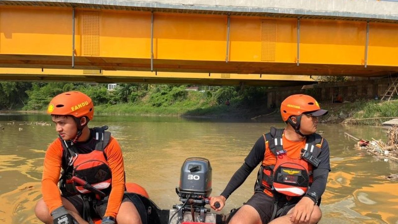Tim SAR gabungan, dipimpin Basarnas, terus melakukan pencarian intensif terhadap seorang pemuda yang hilang terseret arus deras Kali Bekasi saat hendak memancing.