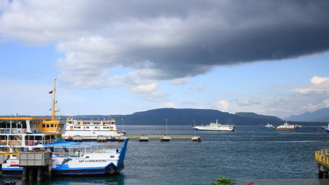 PT ASDP Indonesia Ferry (Persero) Ketapang menambah kapal perbantuan KMP Rodhita untuk memastikan kelancaran layanan penyeberangan Ketapang-Gilimanuk jelang libur Idul Adha 2026, antisipasi lonjakan penumpang.