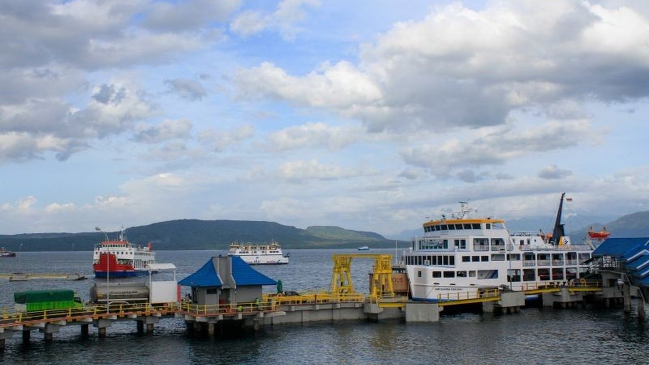 PT ASDP Indonesia Ferry (Persero) memastikan layanan Penyeberangan Ketapang-Gilimanuk tetap terkendali jelang Idul Adha 2026, meskipun cuaca dinamis. Prioritas keselamatan menjadi kunci utama.