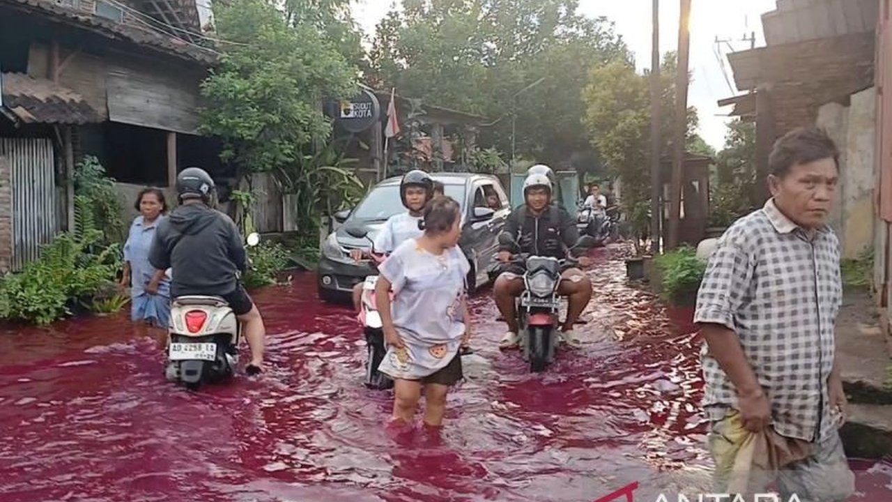 Banjir Pati semakin parah setelah tanggul Sungai Godo di Desa Tanjunganom jebol akibat hujan lebat, merendam puluhan rumah dan mengganggu aktivitas warga sejak Sabtu (23/5) dini hari.