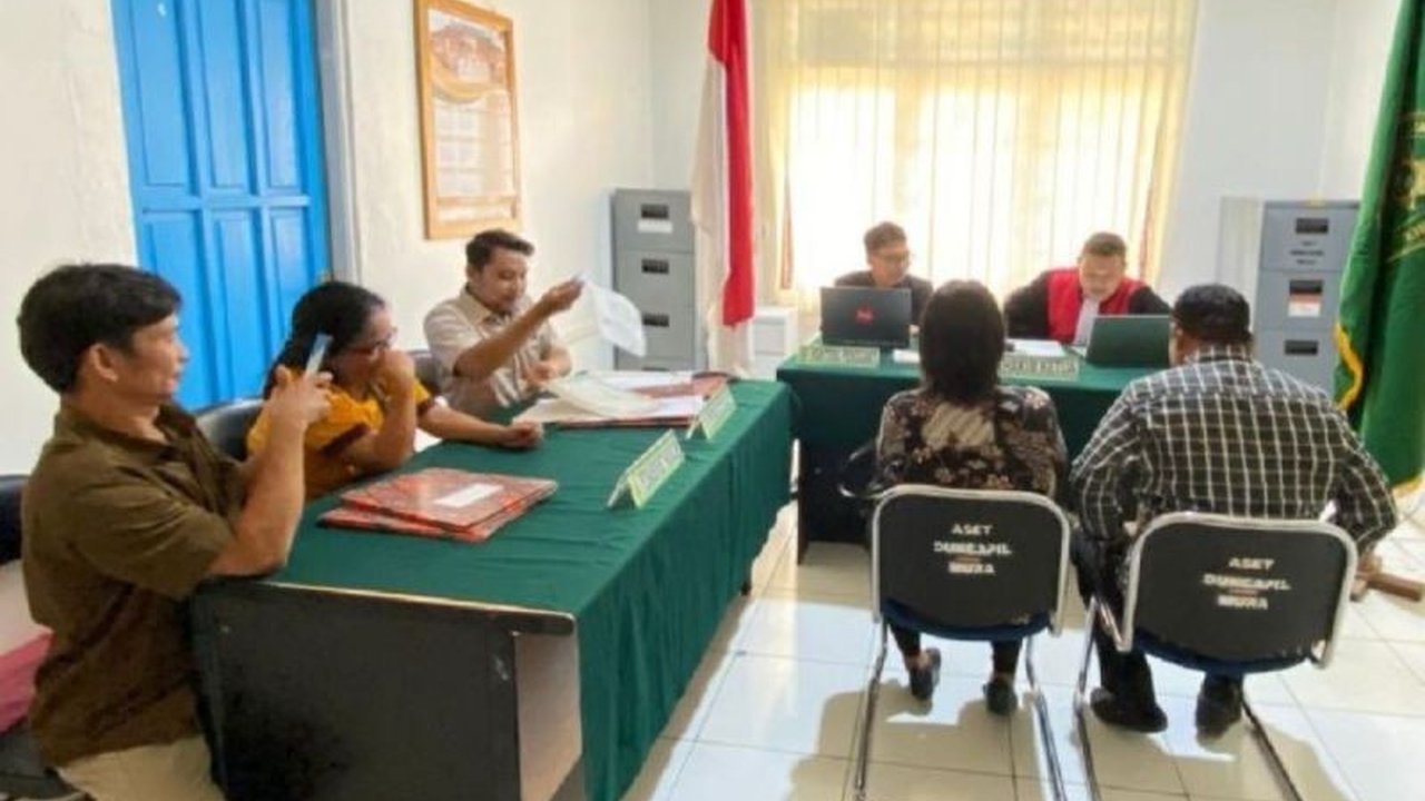 Dinas Kependudukan dan Pencatatan Sipil (Disdukcapil) Murung Raya menggelar sidang pernikahan keliling, sebuah inovasi untuk mempermudah masyarakat mendapatkan akta perkawinan sah di mata negara.