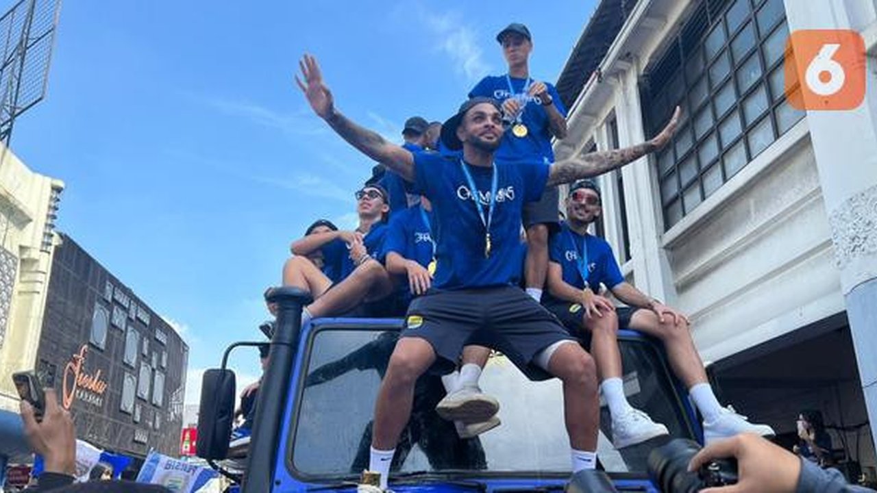 Pemain, staf pelatih, ofisial, dan manajemen Persib Bandung melakukan pawai juara BRI Super League musim ini di kota Bandung, Minggu (24/05/2026) pagi WIB. (Bola.com/Hery Kurniawan)