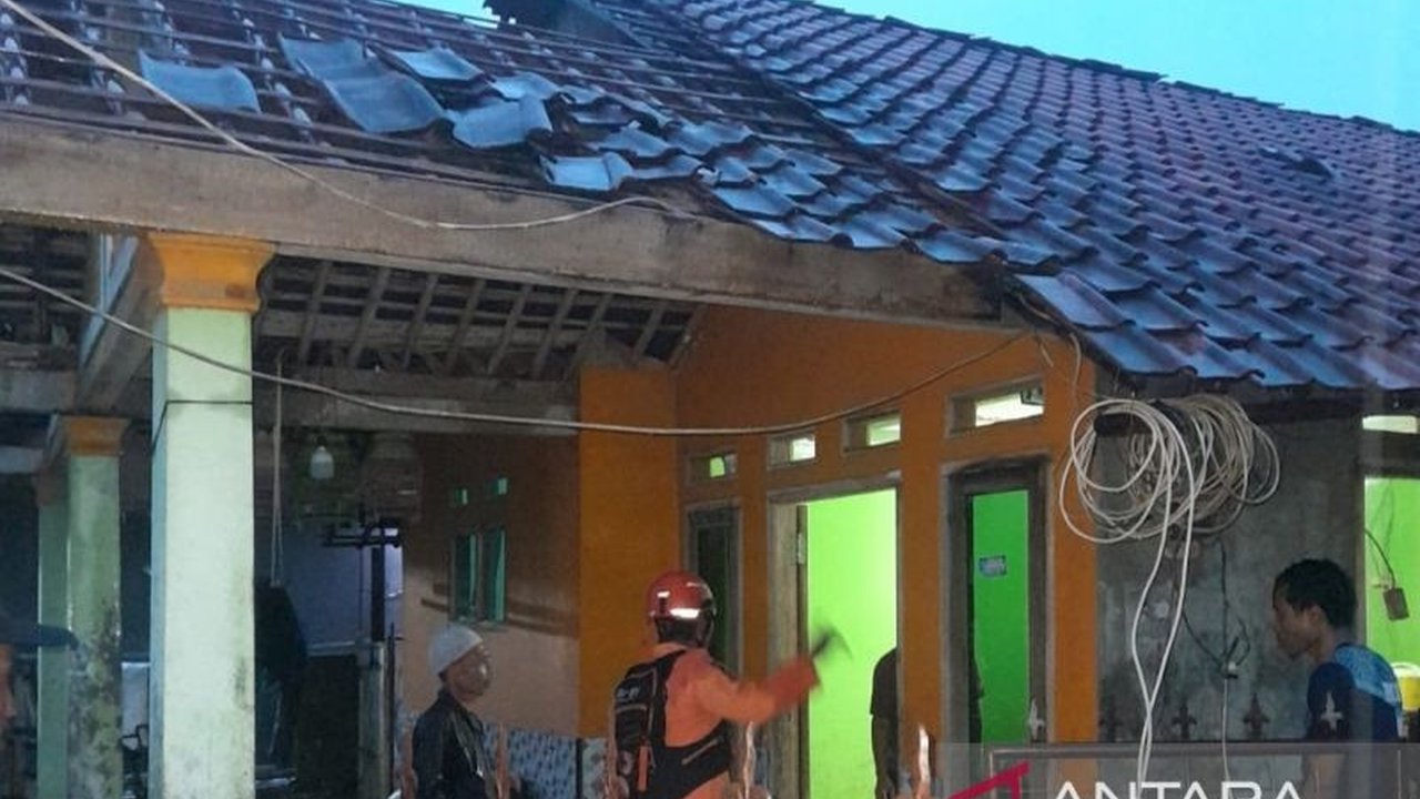 Angin kencang Rumpin Bogor sebabkan kerusakan parah pada puluhan rumah di Desa Tamansari. BPBD Kabupaten Bogor segera ambil tindakan, mendistribusikan bantuan dan mengimbau kewaspadaan.