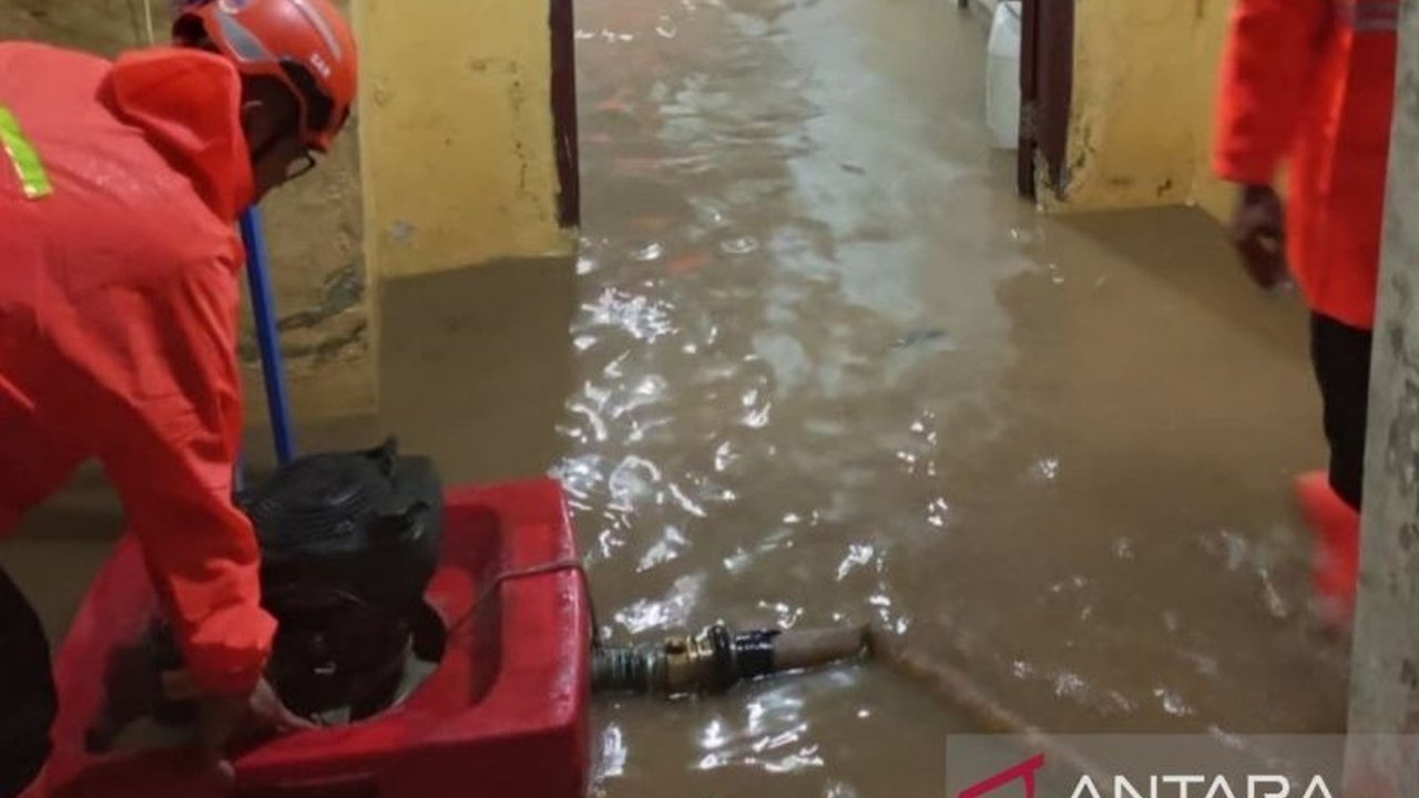 Ratusan rumah warga di Kabupaten Bogor terendam banjir akibat luapan Kali Cijayanti, Minggu (25/5). Simak informasi terkini mengenai dampak dan penanganan Banjir Kali Cijayanti Bogor.