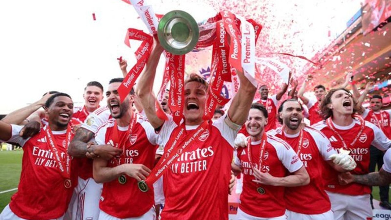 Arsenal berhasil mengukuhkan diri sebagai juara Liga Inggris musim 2025/2026 setelah tampil dominan, sementara West Ham harus menelan pil pahit terdegradasi ke Divisi Championship. Simak selengkapnya perjalanan Arsenal Juara Liga Inggris.