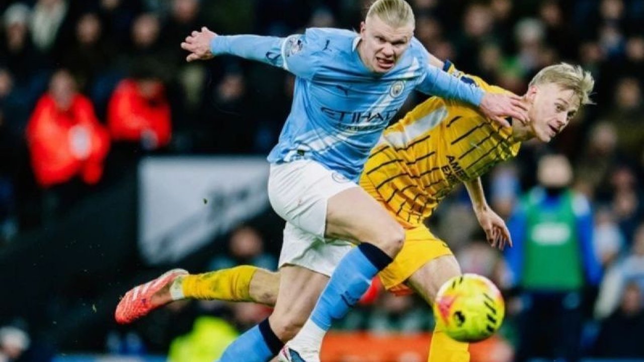 Penyerang Manchester City, Erling Haaland, kembali menunjukkan dominasinya dengan meraih Sepatu Emas Liga Inggris 2025/26, menandai gelar ketiganya secara beruntun.