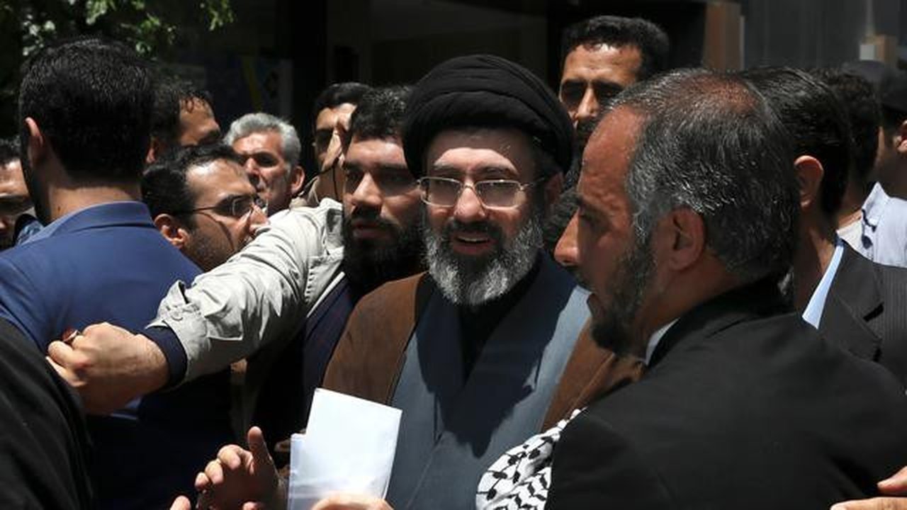 Mojtaba Khamenei (tengah), putra Pemimpin Tertinggi Iran Ayatollah Ali Khamenei, saat menghadiri aksi tahunan Hari Quds atau Hari Yerusalem di Teheran, Iran, pada 31 Mei 2019. (Dok. AP/Vahid