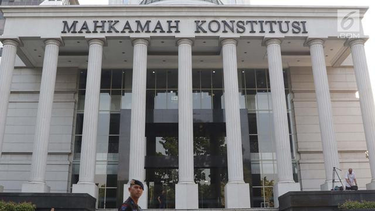 Personel Brimob berjaga di depan Gedung Mahkamah Konstitusi (MK), Jakarta, Selasa (25/6/2019). Jelang sidang pembacaan putusan akan digelar pada Kamis (27/6), sekitar 47.000 personel keamanan
