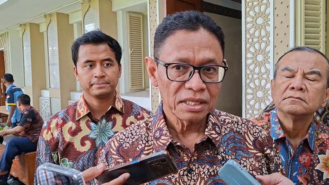 Wakil Menteri Energi dan Sumber Daya Mineral (ESDM), Yuliot Tanjung di Kantor Kementerian ESDM, Jakarta, Jumat (24/4/2026). (Liputan6.com/Arief)