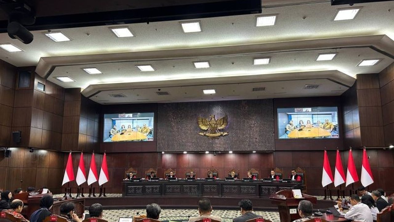 Mahkamah Konstitusi mendengarkan Asosiasi Dosen Indonesia (ADI) dalam uji materi UU Guru dan Dosen. Isu **kesejahteraan dosen** menjadi fokus utama, menyoroti pentingnya perlindungan gaji pokok demi masa depan pendidikan tinggi nasional.