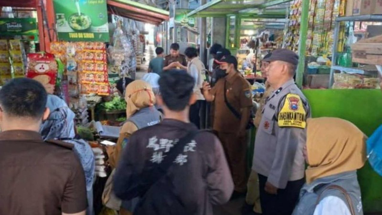 Satgas Pangan Kediri bergerak cepat memantau stok bahan pokok di pasar tradisional jelang Idul Adha 2026, memastikan ketersediaan dan stabilitas harga bagi masyarakat di Kediri.