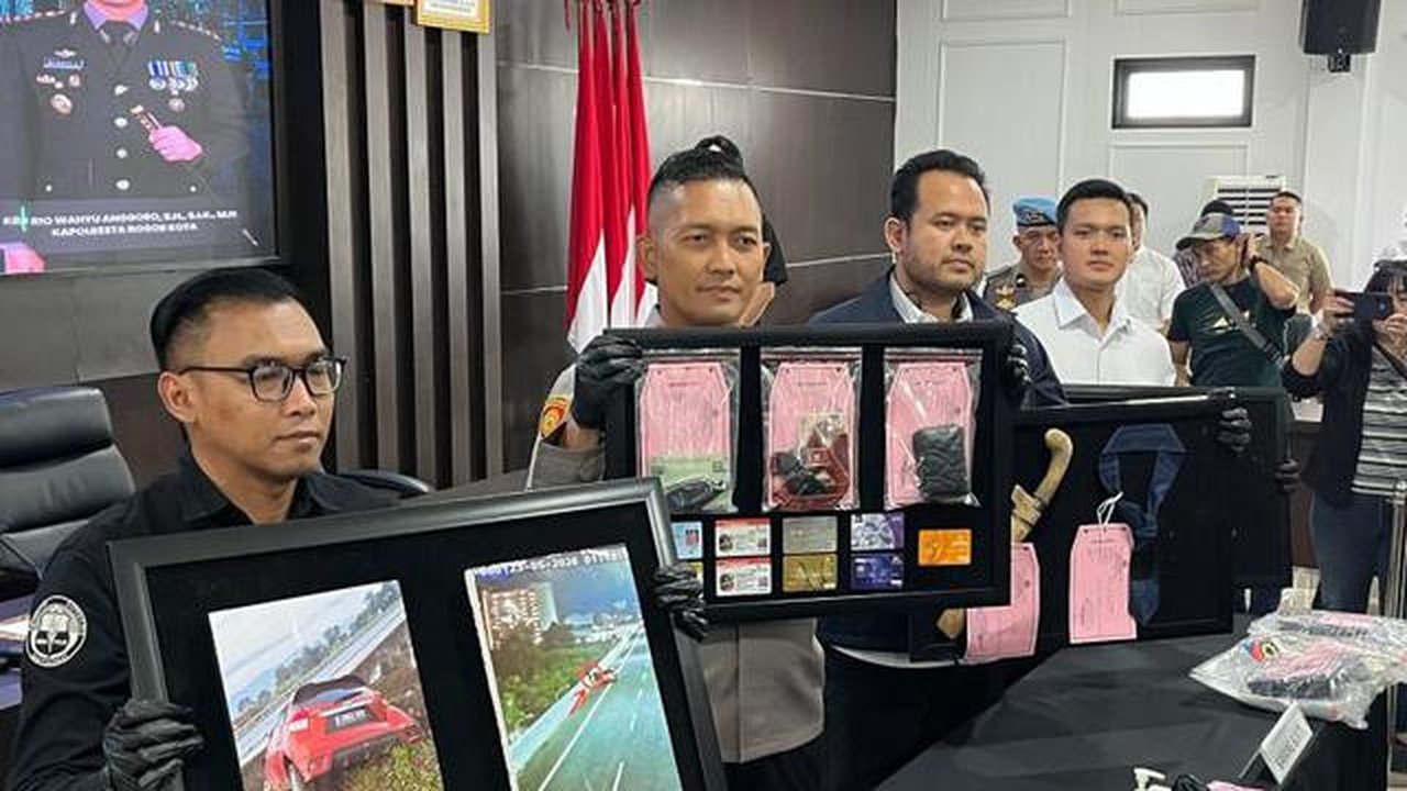 Korban diduga dibuang pelaku dari atas Tol Bogor setelah dibunuh di dalam mobil. (Foto: Antara)