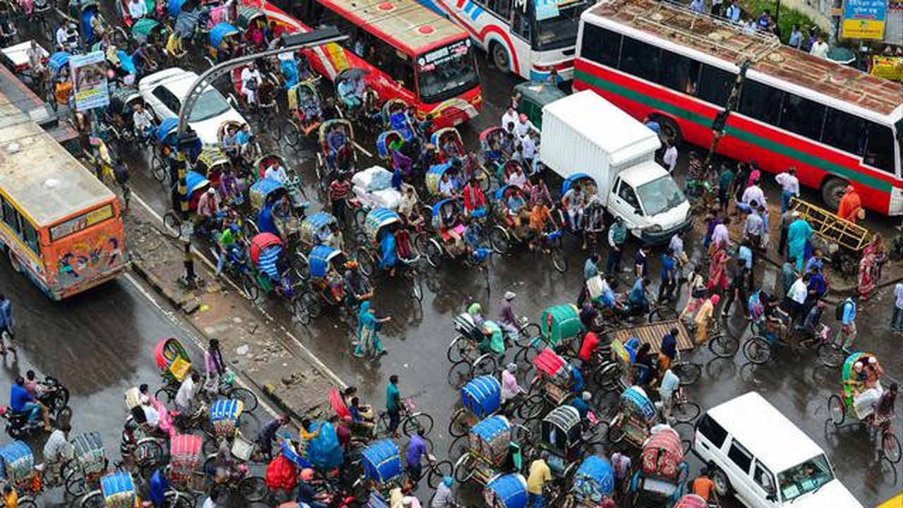 Sejumlah becak saat terjebak macet di sebuah persimpangan di Dhaka, Bangladesh, (23/7). Kecepatan lalu lintas rata-rata di Dhaka menurun dari 21 km per jam menjadi 7 km per jam dalam 10 tahun