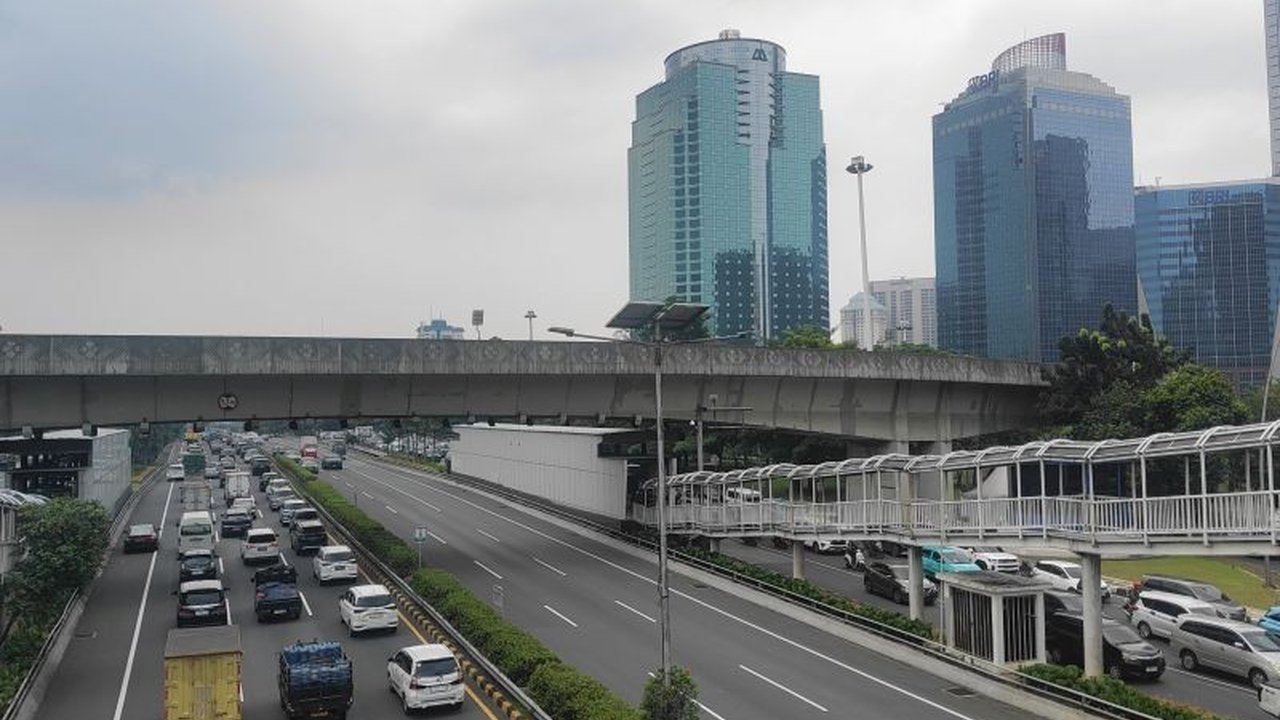 Warga Ibu Kota perlu bersiap! Badan Meteorologi, Klimatologi dan Geofisika (BMKG) memprakirakan sebagian besar wilayah Jakarta akan berawan pada Senin. Simak detail Prakiraan Cuaca Jakarta hari ini.