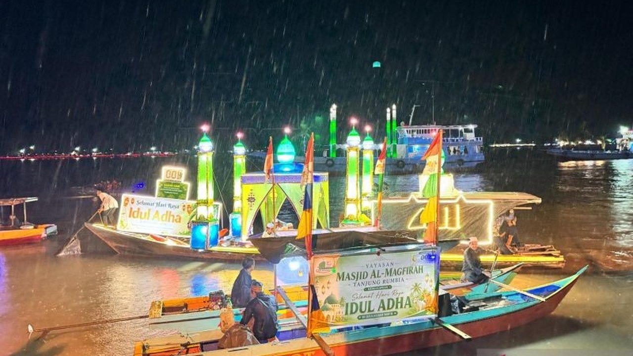 Belasan perahu hias meramaikan Festival Takbir Sungai Kayan di Kabupaten Bulungan, Kalimantan Utara, menyambut Idul Adha 1447 Hijriah dengan antusiasme tinggi meski diguyur hujan deras.