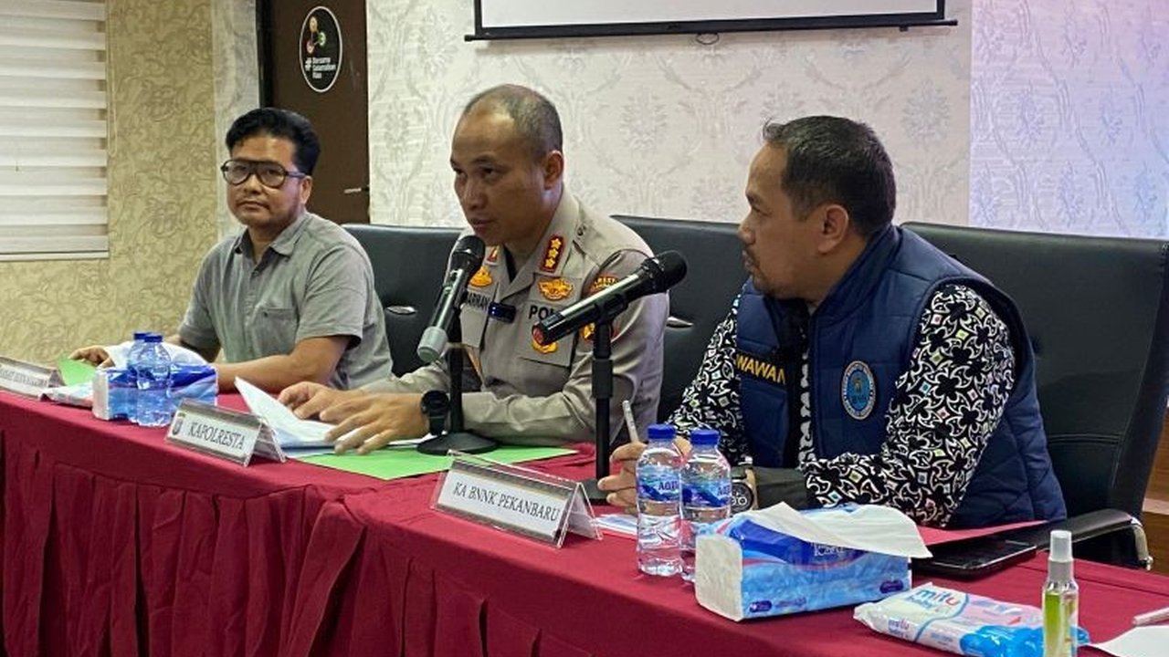 Terjaring razia di tempat hiburan malam, selebgram dan anak kepala daerah di Riau dinyatakan positif narkoba. Simak kronologi dan nasib 13 orang yang diamankan.
