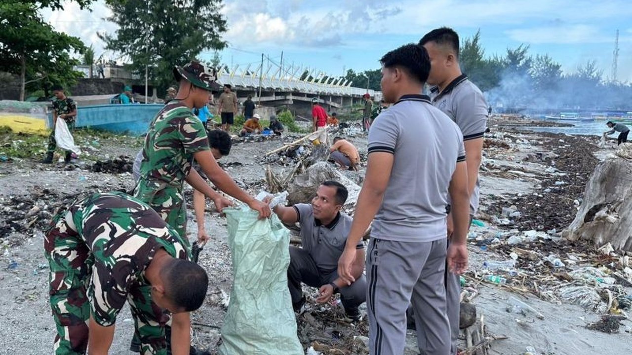 Polres dan Kodim 1415/Selayar menunjukkan sinergitas TNI Polri Selayar yang kuat dengan bergotong royong membersihkan pesisir Pantai Benteng, menciptakan lingkungan bersih dan mempererat kebersamaan.