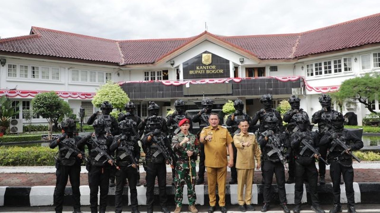 Satuan elite Kopassus menggelar latihan di kompleks perkantoran Pemkab Bogor untuk meningkatkan kesiapsiagaan dan memperkuat sinergi dengan pemerintah daerah dalam menjaga stabilitas wilayah, khususnya di Kabupaten Bogor.