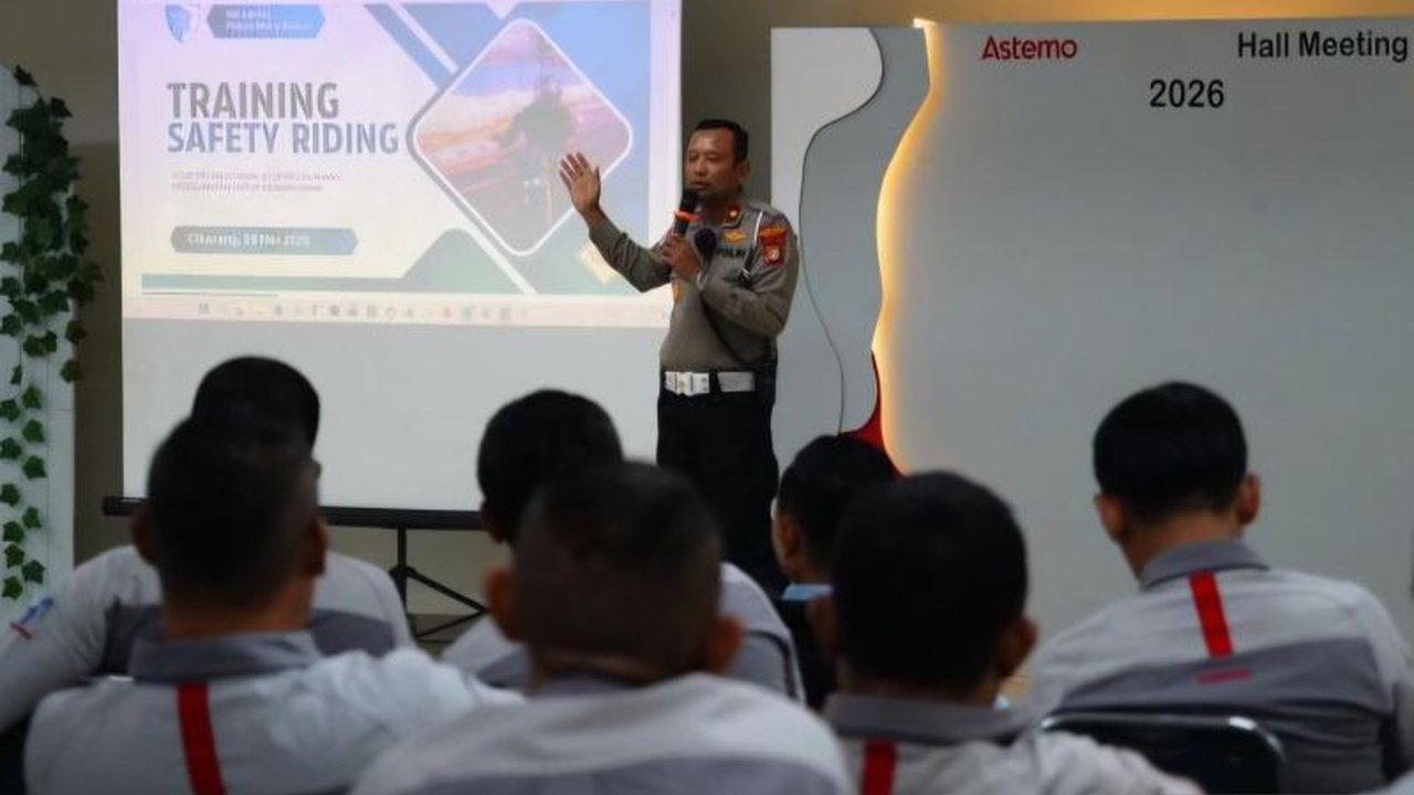 Polres Metro Bekasi gencar melakukan edukasi tertib lalu lintas kepada buruh. Program ini bertujuan menekan angka kecelakaan yang kerap melibatkan pekerja, khususnya pengguna roda dua, menekankan pentingnya Edukasi Tertib Lalu Lintas Buruh.