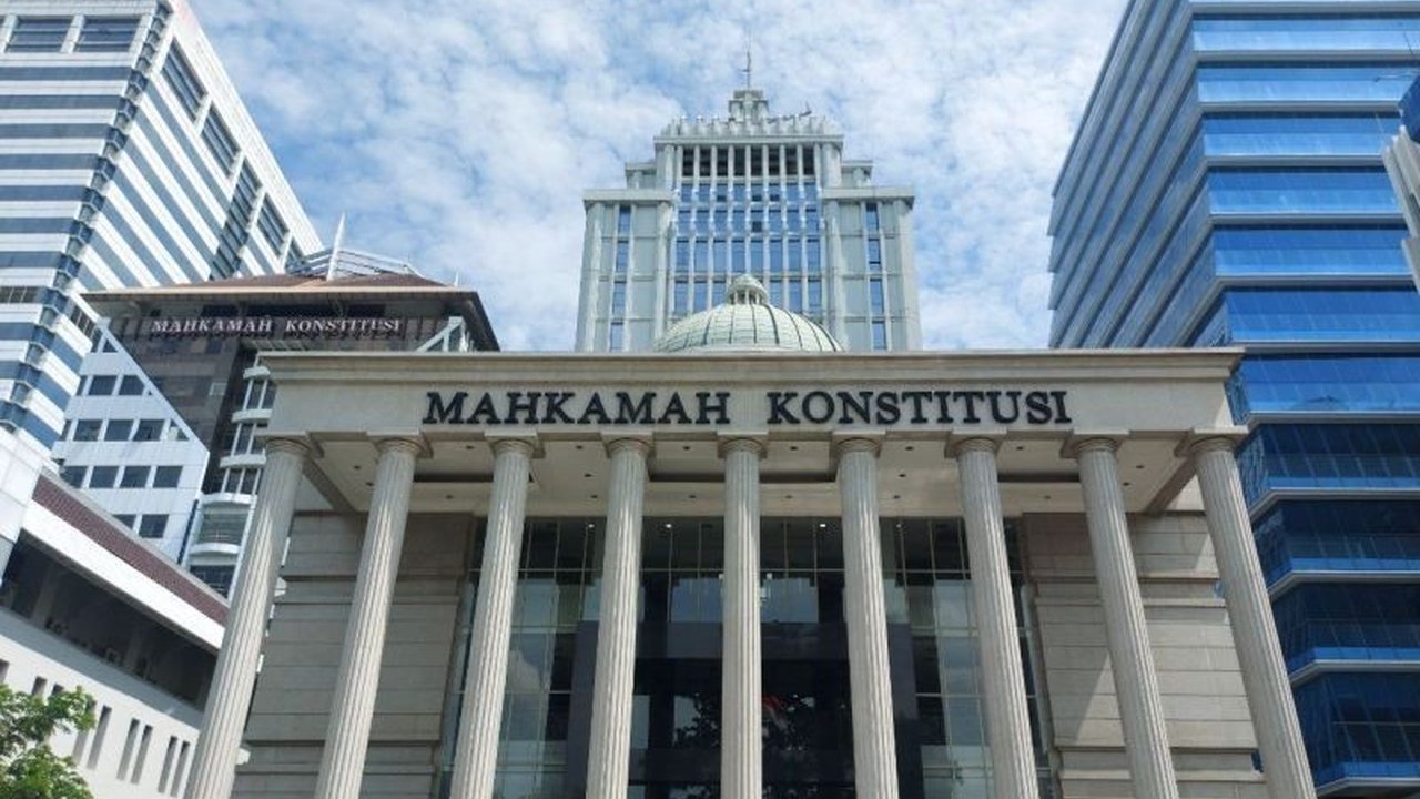 Mahkamah Konstitusi (MK) menerima pencabutan uji materiil KUHP Pasal 603 terkait penetapan kerugian negara oleh BPK. Pemohon memiliki alasan kuat di balik keputusan ini.