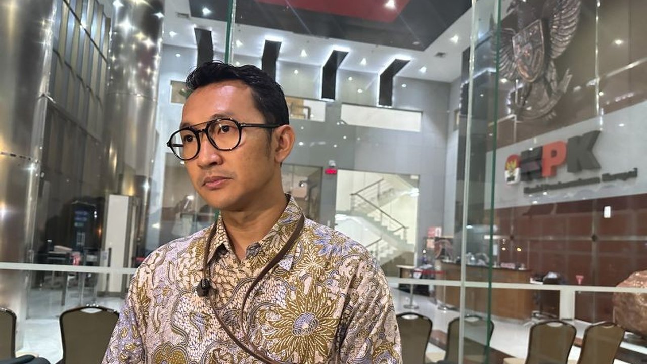 Komisi Pemberantasan Korupsi (KPK) terus mendalami peran Anwar Sadad, anggota DPR RI, dalam kasus dugaan korupsi dana hibah Jatim, membuat publik penasaran sejauh mana keterlibatannya.