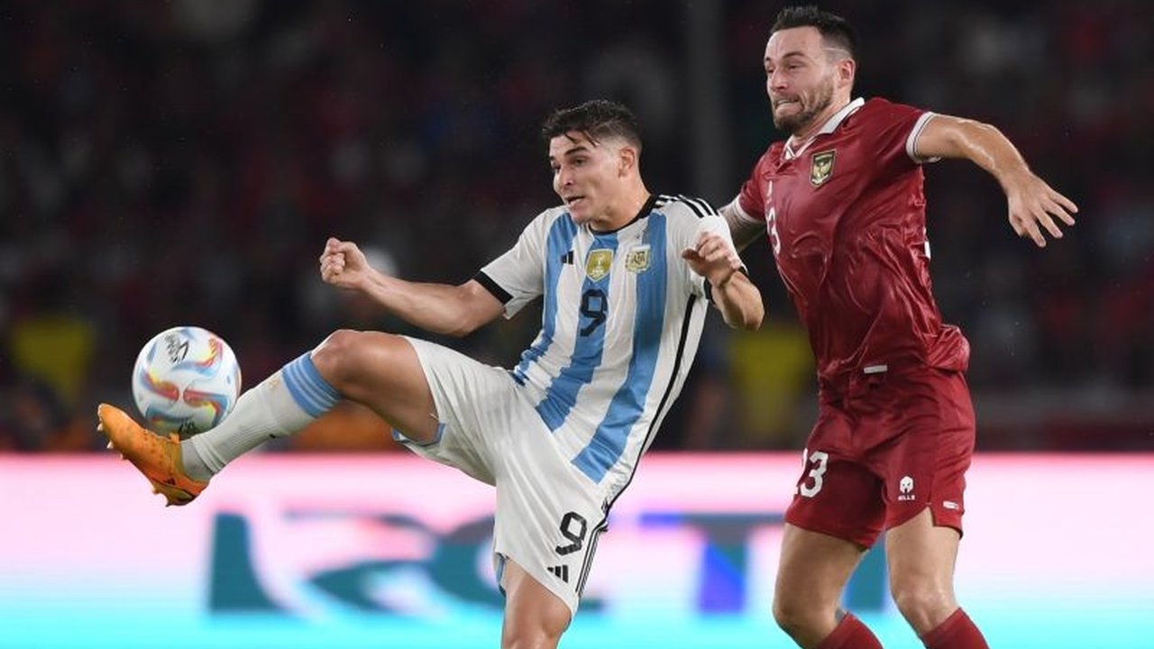 Penyerang timnas Argentina, Julian Alvarez, secara tegas menyatakan tekad skuadnya untuk mempertahankan gelar juara Piala Dunia pada edisi 2026 mendatang. Mampukah mereka mewujudkan ambisi besar ini?
