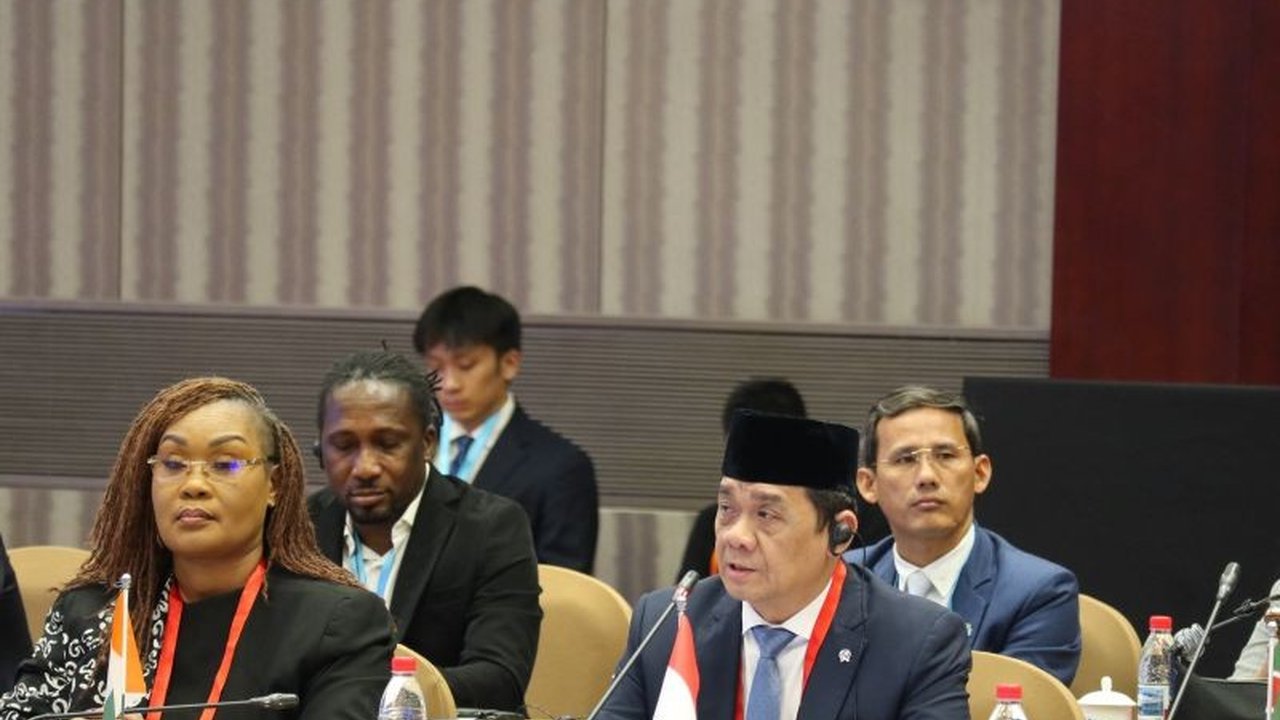 Indonesia serius belajar strategi pengentasan kemiskinan dari China, negara yang sukses mengangkat jutaan penduduk. Ahmad Riza Patria, Wakil Menteri Desa, tegaskan komitmen percepat pembangunan.
