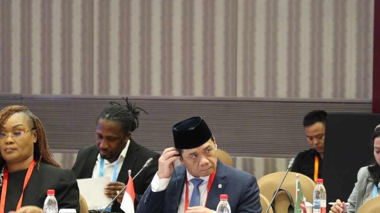 Wamendes Ahmad Riza Patria menegaskan kritik program pemerintah, termasuk inisiatif desa, adalah bagian esensial demokrasi. Program KDKMP dan Desa Nelayan dikritik sentralistik dan memangkas Dana Desa.
