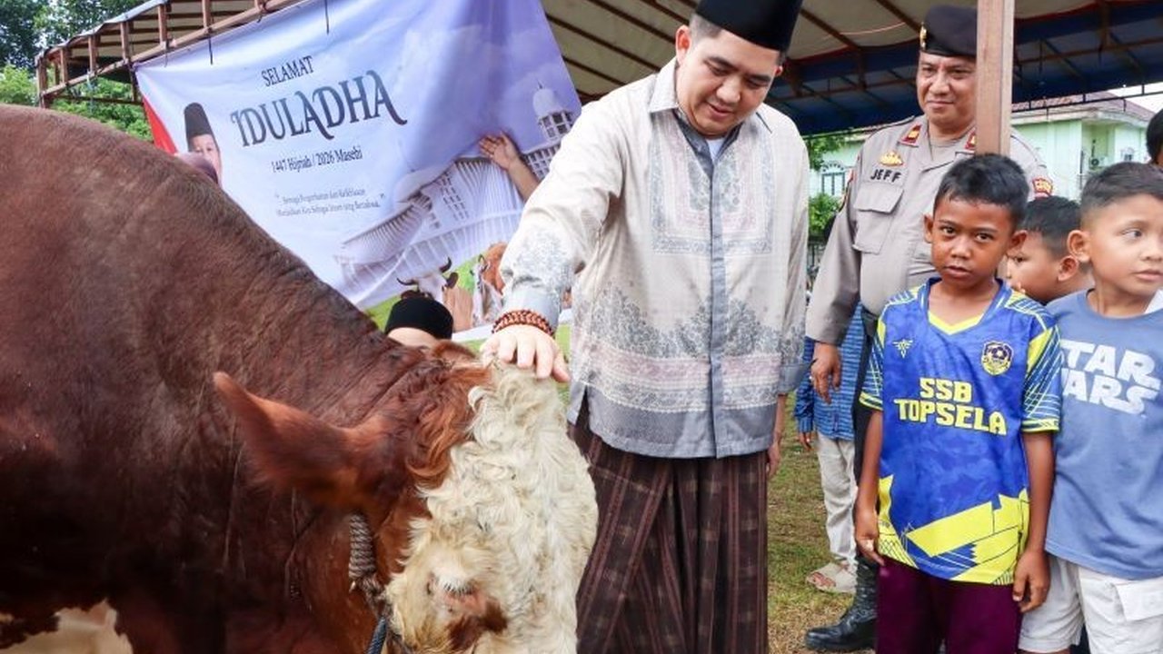 Bupati Bintan Roby Kurniawan menyerahkan sapi kurban Presiden RI di Masjid Jami’ Al Hidayah, mempererat silaturahmi dan kepedulian sosial masyarakat Bintan menjelang Idul Adha 2026.