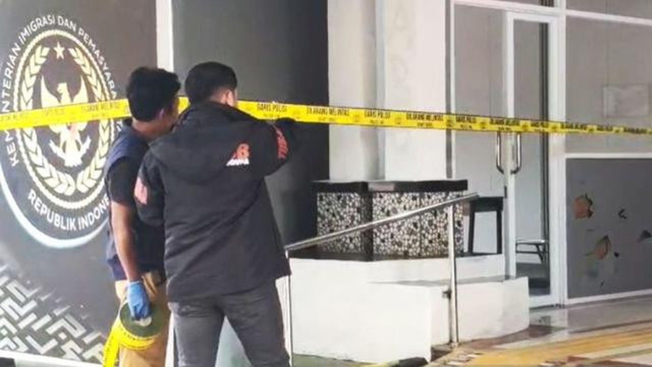 Personel Satreskrim Polres Gowa memasang garis polisi saat olah TKP atas dugaan tindak pidana pengerusakan Lapas Kelas IIA Narkotika Bolangi, Sungguminasa, Sulawesi Selatan. (Antara)