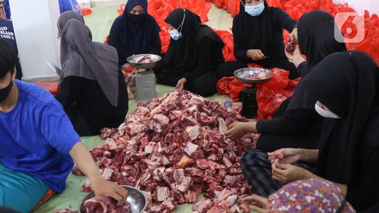 Panitia menimbang daging hewan kurban di Masjid Daarul Falah, Jakarta Selatan, Selasa (20/7/2021). Umat muslim seluruh dunia serempak merayakan Hari Raya Idul Adha yang ditandai dengan pemoto