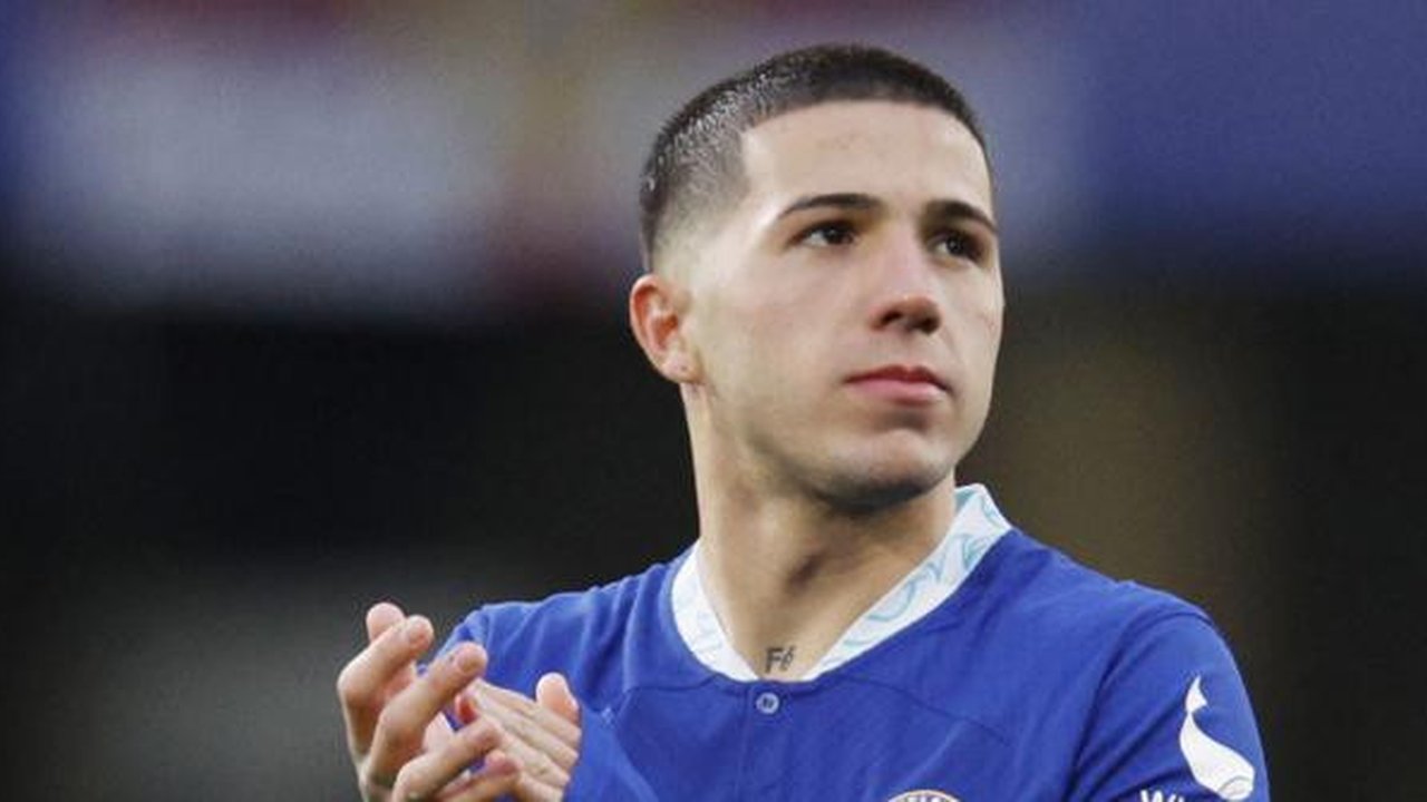 Pemain Chelsea, Enzo Fernandez, saat melawan Leeds United pada laga pekan ke-26 Liga Inggris 2022/2023 di Stamford Bridge, London, Sabtu (05/03/2023). Pemain muda terbaik Piala Dunia 2022 ini