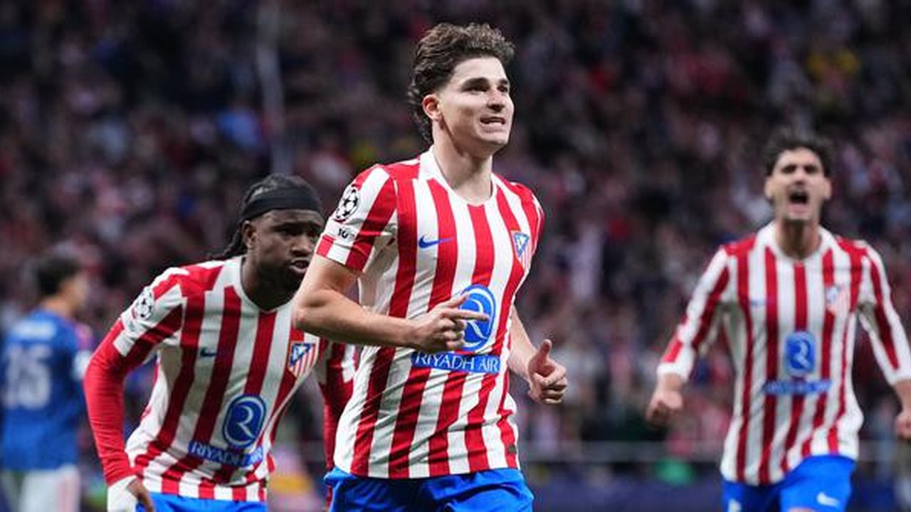 Selebrasi Julian Alvarez usai mencetak gol di laga Atletico Madrid vs Arsenal di leg 1 semifinal Liga Champions 2025/2026 di Riyadh Air Metropolitano, Kamis (30/04/2026) dini hari WIB. (AP Ph