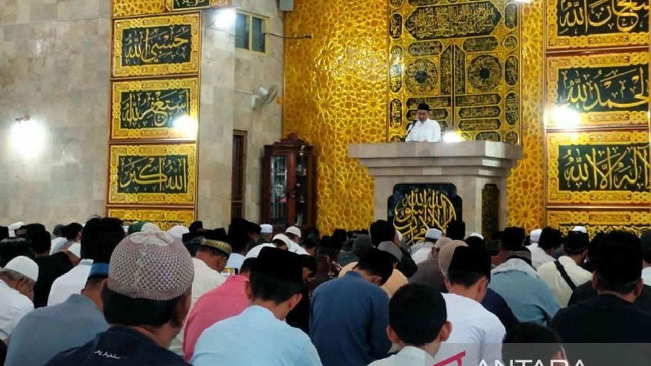 Plt Bupati Rejang Lebong Hendri Praja menyerukan umat Muslim untuk meninggalkan sifat egois dan kikir pada perayaan Idul Adha 1447 Hijriah, menekankan pentingnya kepedulian sosial dan persatuan di Rejang Lebong.