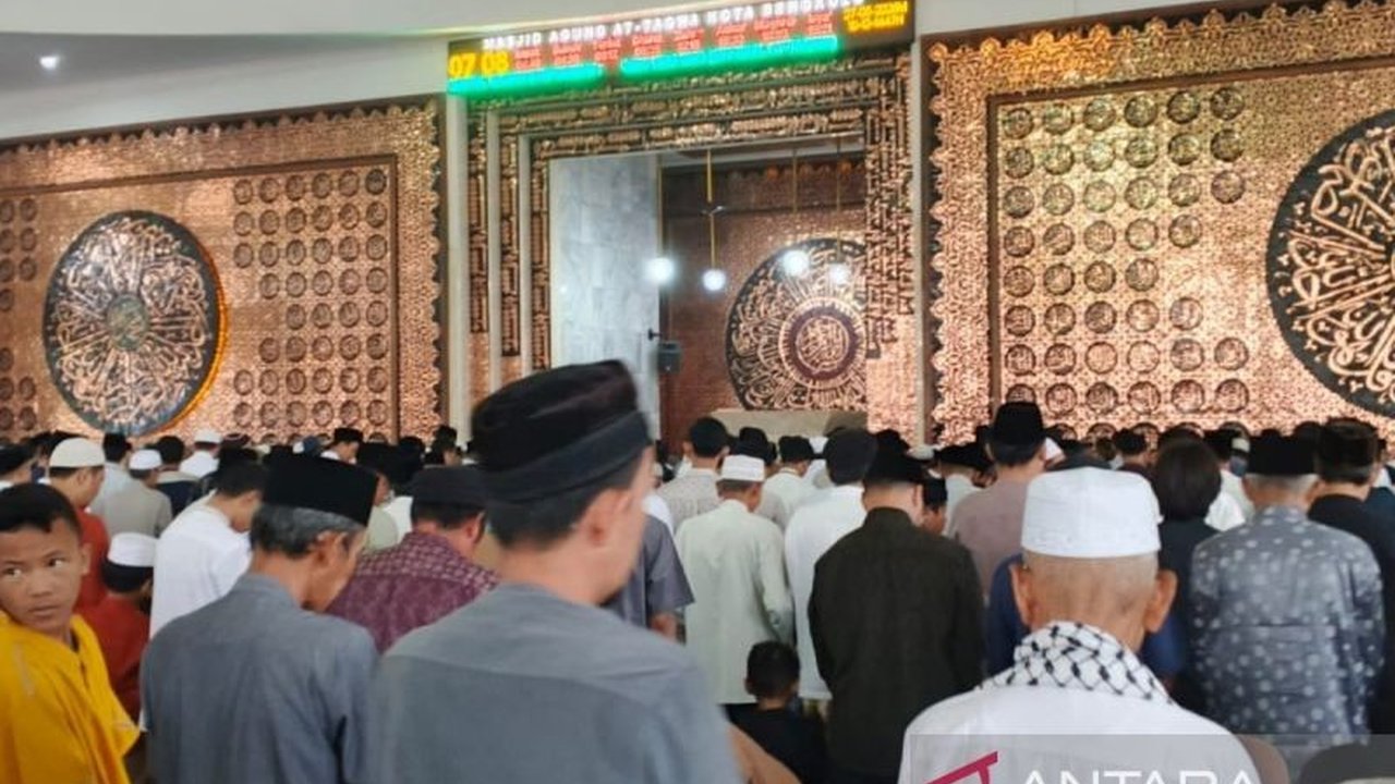 Antusiasme masyarakat Kota Bengkulu memuncak, tercatat 408 titik sukses menjadi lokasi pelaksanaan Sholat Idul Adha 1447 Hijriah. Simak detail kelancaran ibadah kurban tahun ini.