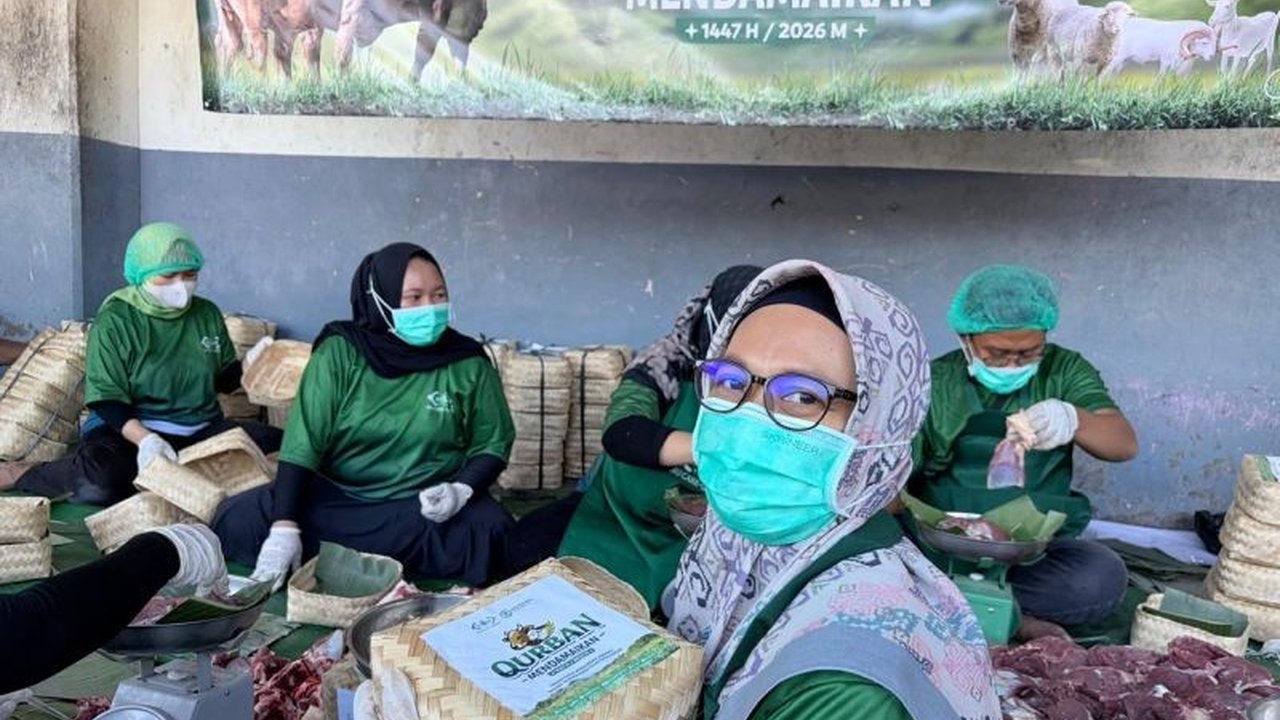 NU Care-LAZISNU konsisten menyalurkan daging Kurban Ramah Lingkungan menggunakan besek bambu dan daun sejak 2019. Inisiatif ini wujudkan kepedulian lingkungan dan tingkatkan ekonomi perajin lokal.