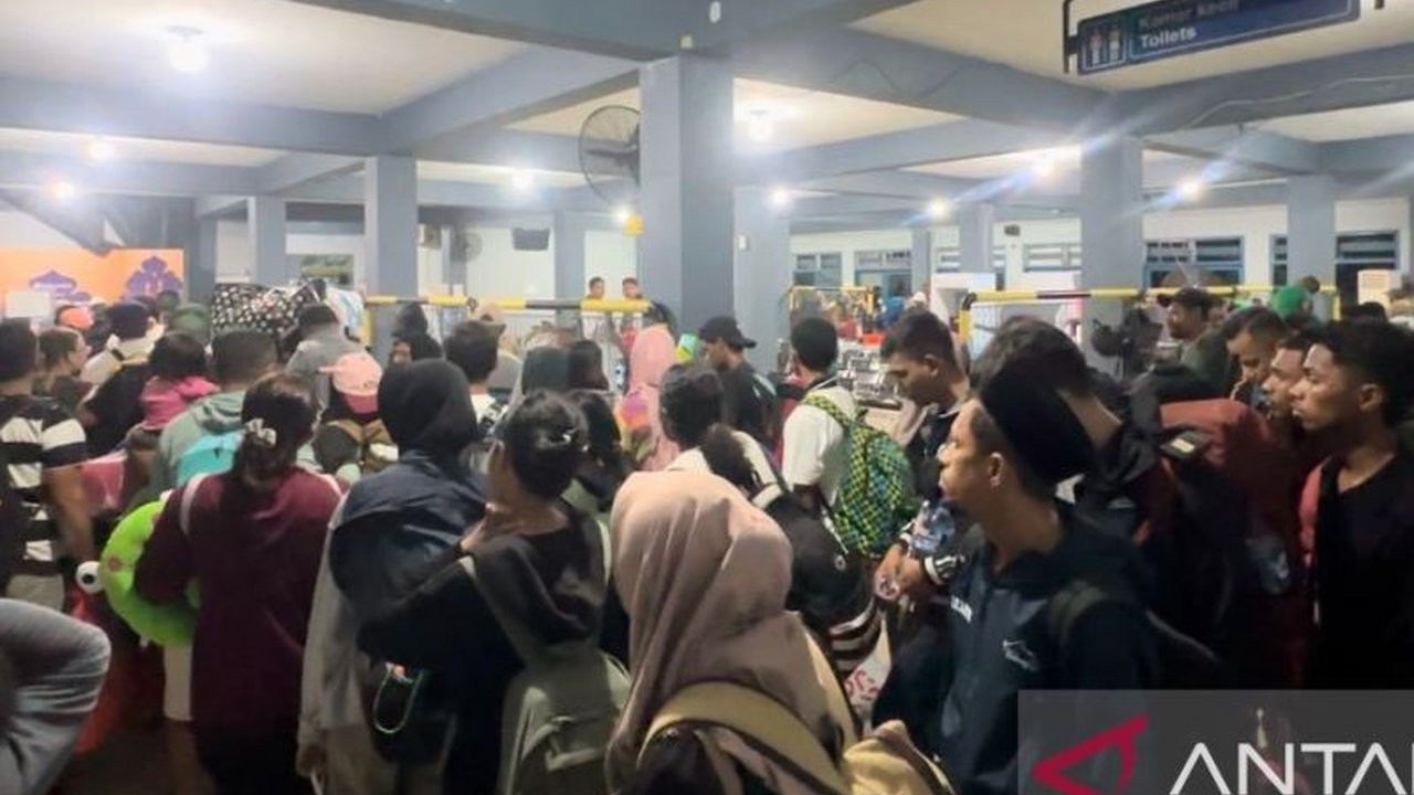 Antusiasme masyarakat untuk bepergian selama libur Idul Adha terlihat dari 2.527 Penjualan Tiket Pelni Ambon yang sudah ludes, dan masih berpotensi meningkat.