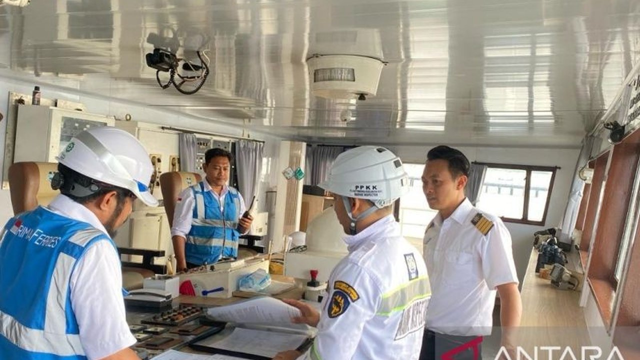 Kantor Kesyahbandaran dan Otoritas Pelabuhan (KSOP) Kelas IV Panarukan memperketat pengawasan keselamatan pelayaran menjelang libur panjang sekolah, memastikan armada laut layak beroperasi dan aman bagi masyarakat.
