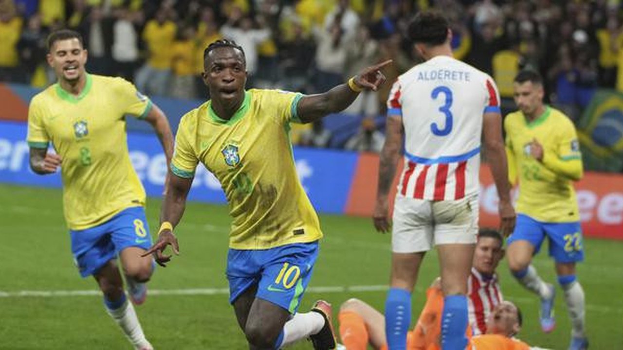 Pemain Brasil Vinicius Junior merayakan gol timnya melawan Paraguay dalam pertandingan kualifikasi Piala Dunia 2026 di Neo Quimica Arena, Sao Paulo, Rabu, 11 Juni 2025. (AP Photo/Andre Pen