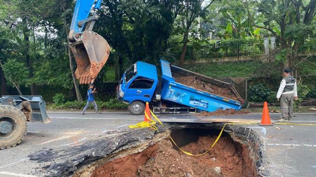 Truk Pemprov DKI Terperosok ke Jalan Ambles Lenteng Agung. Dok: ANTARA/Luthfia Miranda Putri
