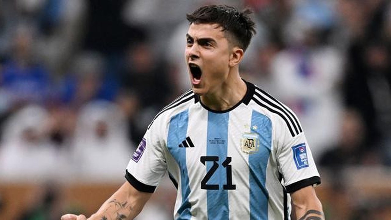 Paulo Dybala memang bukanlah pilihan utama di skuad Timnas Argentina lantaran kalah bersaing dengan Julian Alvarez dan Lautaro Martinez. Namun, pemain AS Roma itu berhasil mencetak gol dalam