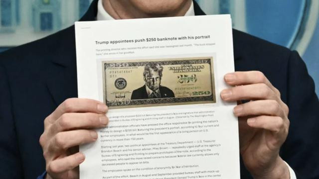 Menteri Keuangan AS Scott Bessent memperlihatkan rancangan uang kertas USD 250 yang menampilkan Presiden Donald Trump selama konferensi pers di Ruang Briefing Brady Gedung Putih di Washington