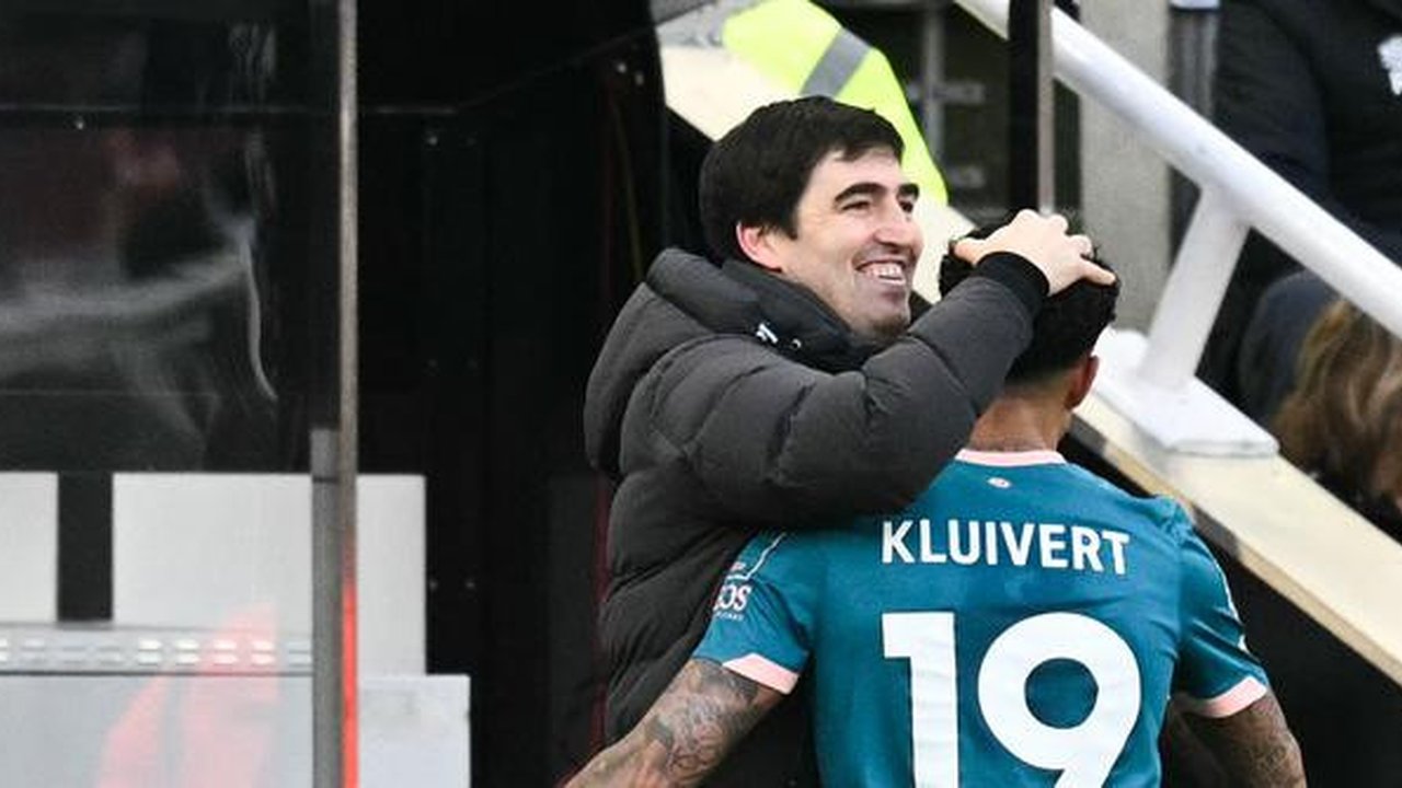 Manajer Bournemouth, Andoni Iraola, memberikan selamat kepada Justin Kluivert berkat performa impresif anak Patrick Kluivert itu saat melawan Newcastle United dalam lanjutan Liga Inggris 2024