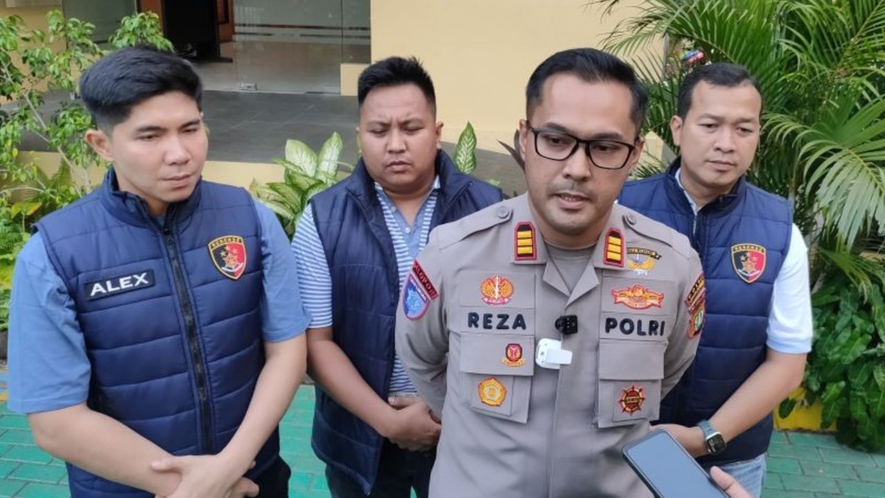 Seorang pria berinisial JL berhasil diringkus polisi terkait kasus pencurian motor mahasiswa Trisakti di kawasan Terminal Grogol, Jakarta Barat. Simak kronologi lengkap penangkapan pelaku dan perkembangan kasusnya yang melibatkan satu pelaku buron.