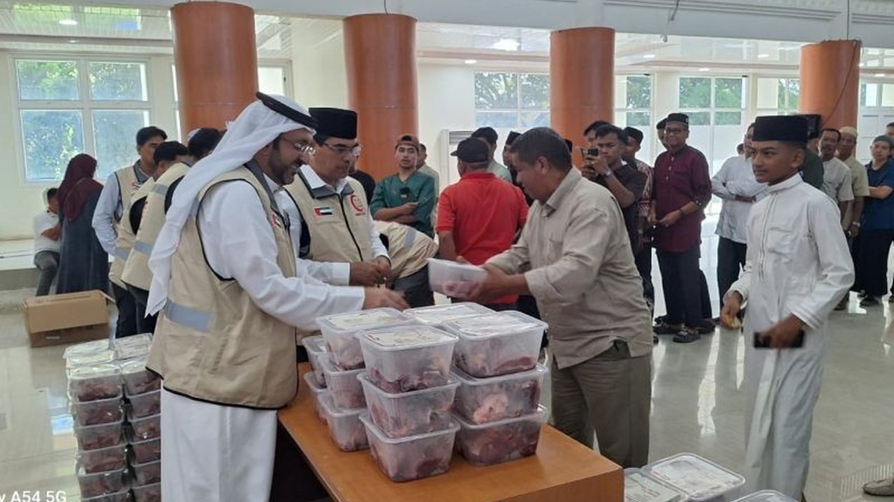 UIN Ar-Raniry bersama Hilal Ahmar Uni Emirat Arab sukses menyalurkan 4.000 paket daging kurban di Banda Aceh, memperkuat solidaritas sosial dan kemanusiaan pada Idul Adha 1447 H.
